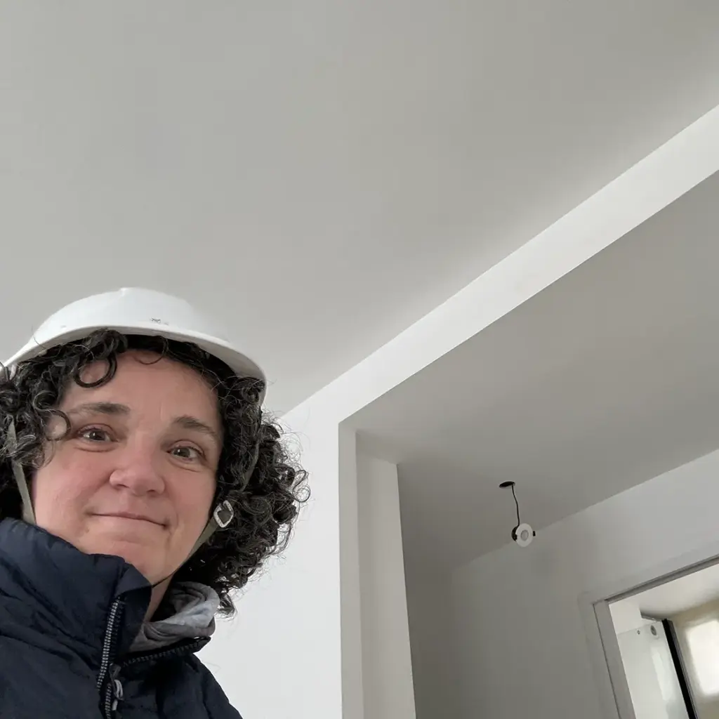 Valérie Ballet, co-pilote de chantier Mme Immo, sur un chantier de rénovation à Paris